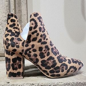 NWOB Yoki Niya Fabric Leopard Print Ankle Block Heel Booties Size 9